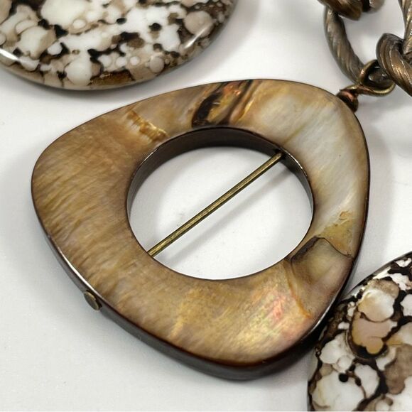 Stunning Unsigned Gold Tone Twist Chain Mother Of Pearl Pendants Necklace - Picture 6 of 9